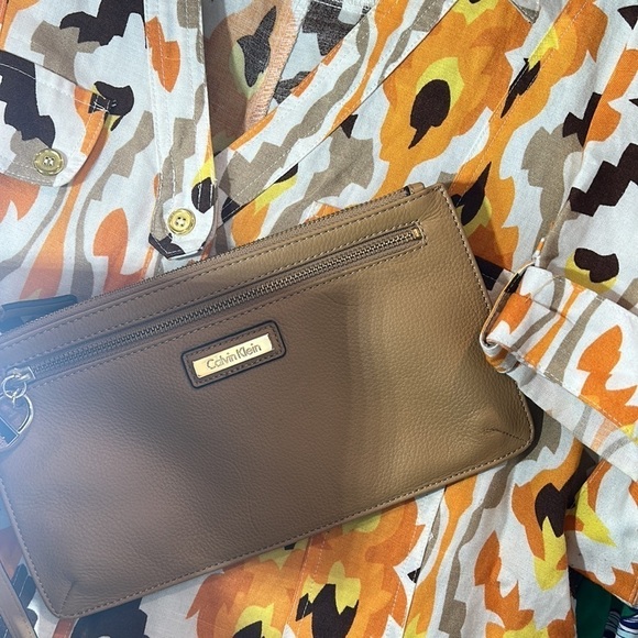 Calvin Klein zip wristlet clutch camel cream leather gold hardware bag - Picture 8 of 8